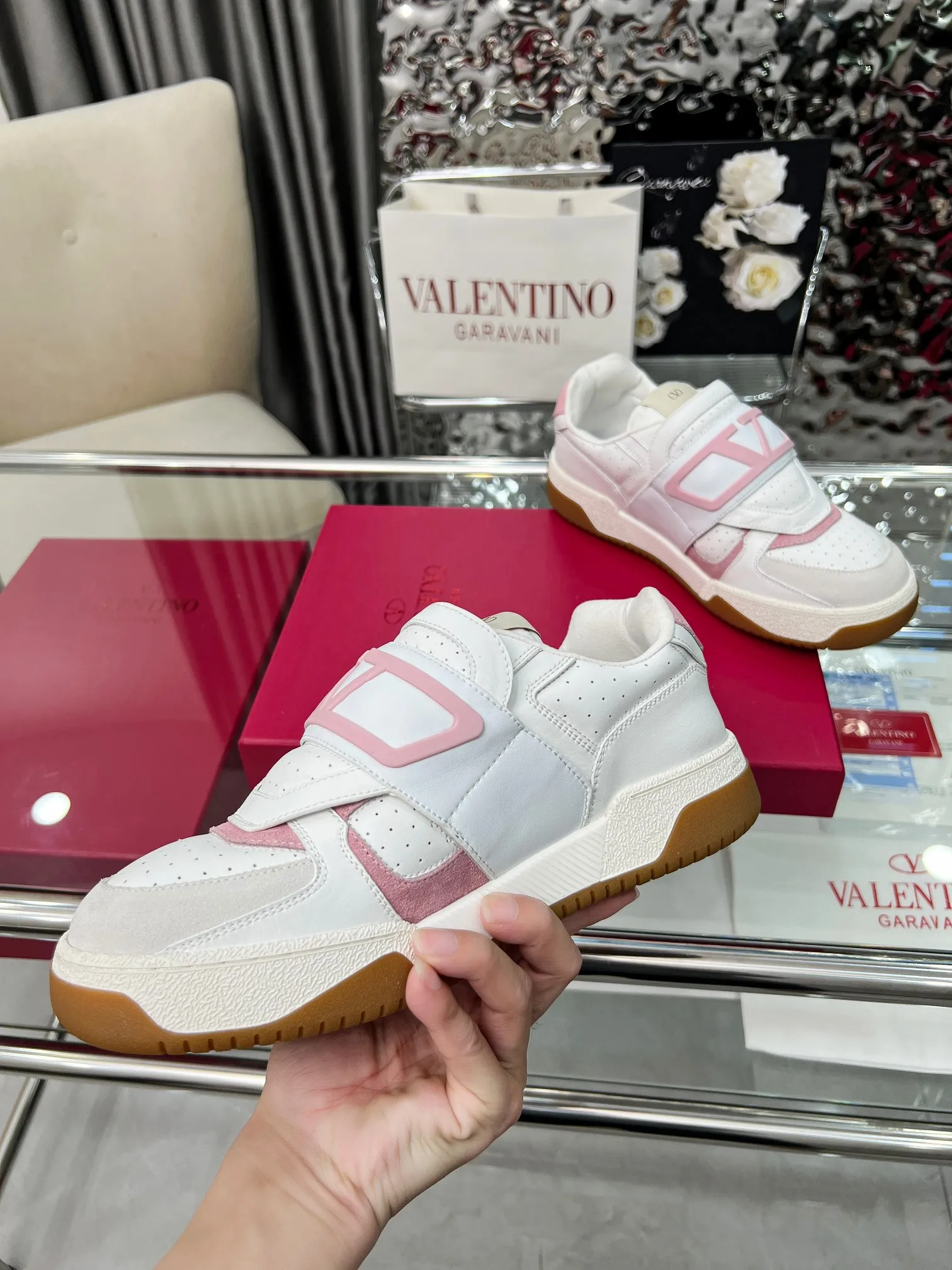 [Valentino] P: 680💰 Couple style, size: women 35-40▪️men 39-44 (customized at 45.46) Valentino 𝑶𝒏𝒆𝑺𝒕𝒖𝒅 Couple sports bread shoe series Valentino 2025 new couple sports shoes are on sale. The original ZP purchase and disassembly. Repeated pattern making and modification. 1:1 restoration! Top luxury masterpiece Velcro design Soft and comfortable imported calfskin brings excellent and elegant texture and excellent foot comfort Top purchasing version upper: imported calfskin surface/original oil edge craftsmanship Lining: water-dyed sheepskin lining Outsole: original development 𝐓𝐏𝐔 two-color combination outsole Packaging: original configuration complete package